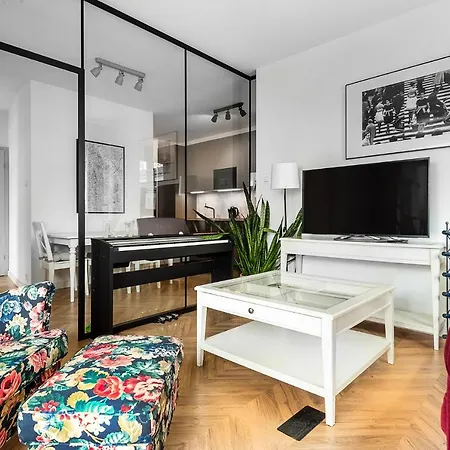 Charming Close To The Center Apartment Warsaw